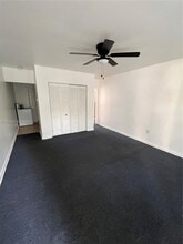 1940 NE 167th St in North Miami Beach, FL - Foto de edificio - Building Photo