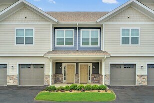 High Bluff at Creekwood Crossing in Menomonee Falls, WI - Building Photo