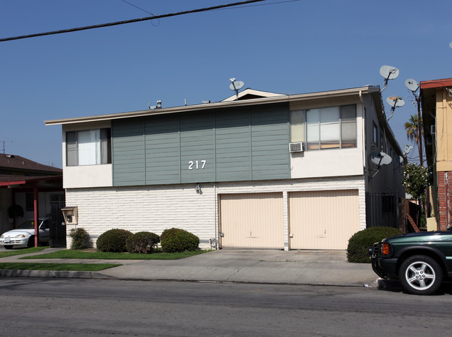 217 E Burnett St in Long Beach, CA - Foto de edificio - Building Photo