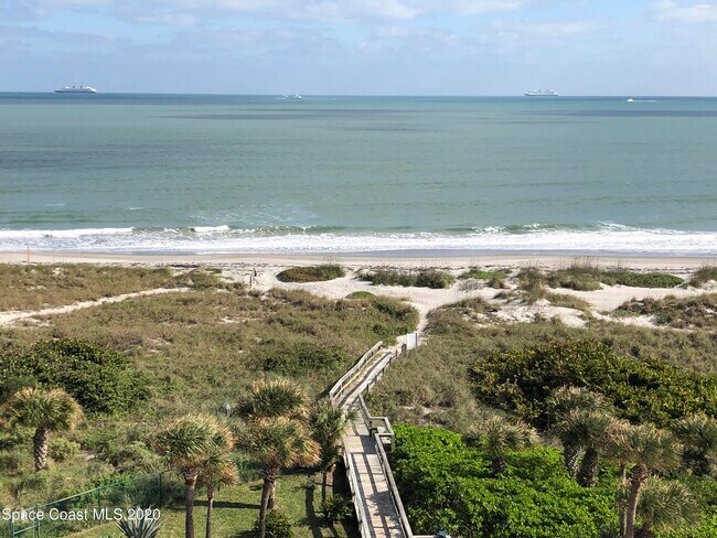 2100 N Atlantic Ave in Cocoa Beach, FL - Foto de edificio - Building Photo