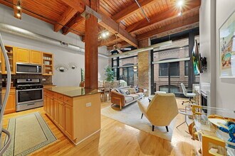 525 W Superior St in Chicago, IL - Building Photo - Building Photo