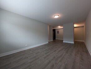 542 W Surf St, Unit 519 in Chicago, IL - Building Photo - Building Photo