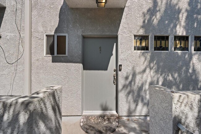 15153 Burbank Blvd in Los Angeles, CA - Building Photo - Building Photo