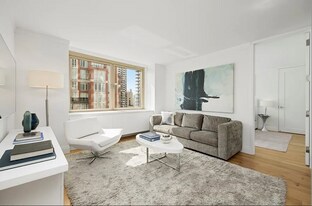 121 E 39th St, Unit 22 in New York, NY - Building Photo