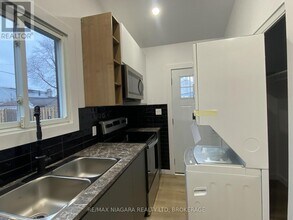 6159 Cadham St in Niagara Falls, ON - Building Photo - Building Photo
