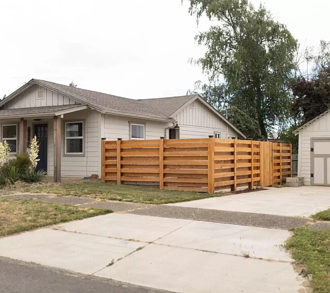 838 SW Maple St in Dallas, OR - Building Photo - Building Photo