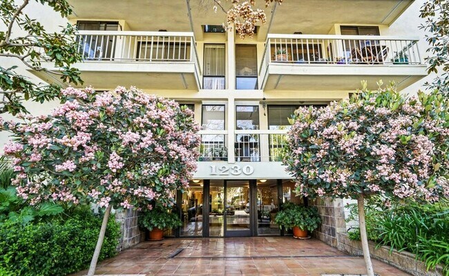 1230 N Sweetzer Ave, Unit 106 in West Hollywood, CA - Building Photo - Building Photo