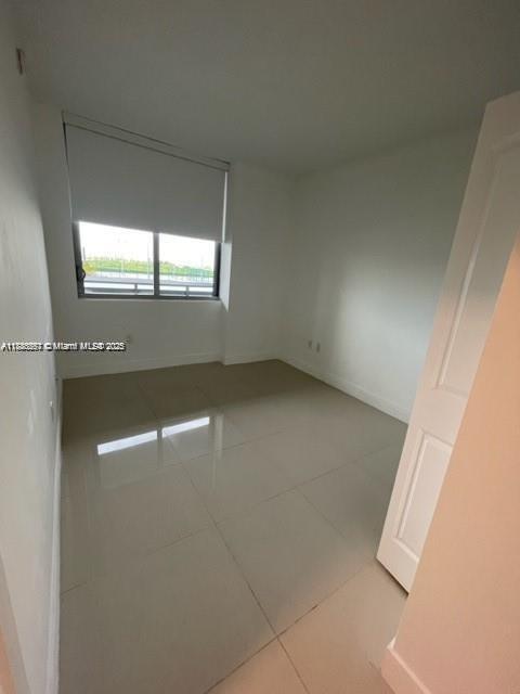 16385 Biscayne Blvd in Aventura, FL - Building Photo - Building Photo