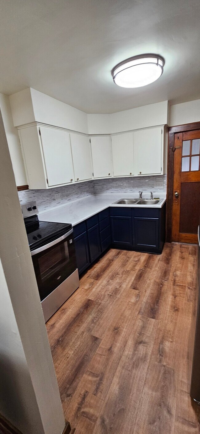 208 W Sycamore St, Unit 3B in Sycamore, IL - Foto de edificio - Building Photo