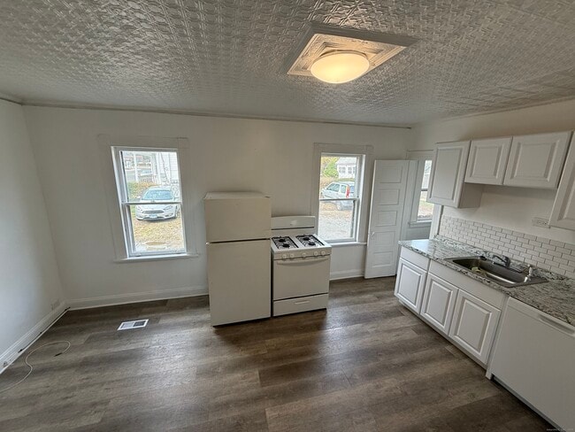 174 Brentwood Ave in Fairfield, CT - Building Photo - Building Photo