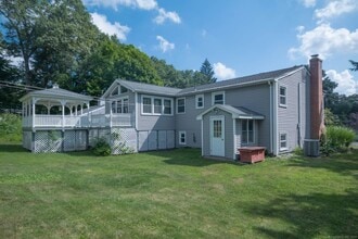 32 Washburn Dr in Plainville, CT - Building Photo - Building Photo