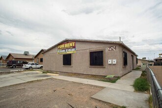 2524 N Magnet St in North Las Vegas, NV - Foto de edificio - Building Photo
