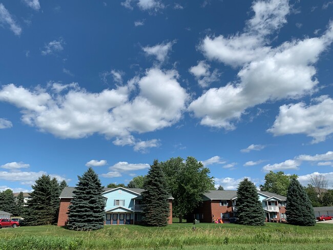 Royal Oaks Apartments in West Bend, WI - Building Photo - Building Photo