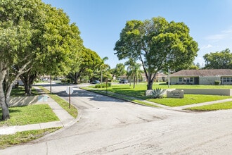 Seminole Manor in Lantana, FL - Foto de edificio - Building Photo
