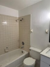 6465 W 27th Ave in Hialeah, FL - Foto de edificio - Building Photo