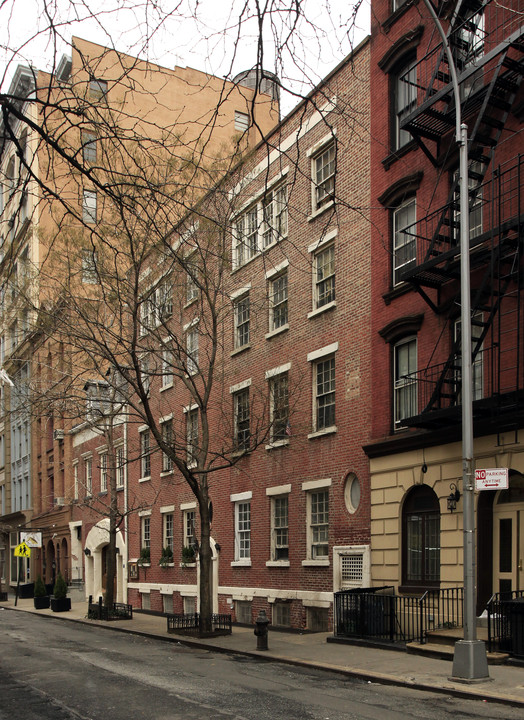 19 Barrow St in New York, NY - Building Photo