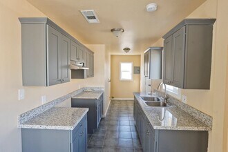 322 Woodrow Ave in Bakersfield, CA - Building Photo - Building Photo