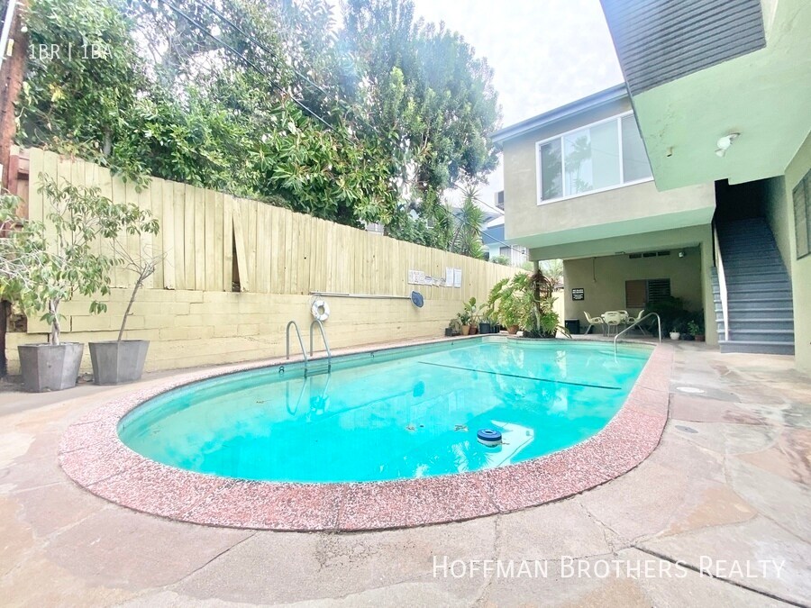 8231 De Longpre Ave in West Hollywood, CA - Foto de edificio