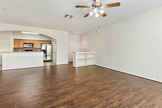 6607 Lake Woodlands Dr in The Woodlands, TX - Foto de edificio - Building Photo