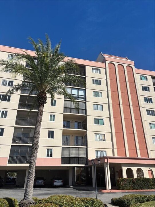 19029 US Hwy 19 N in Clearwater, FL - Foto de edificio