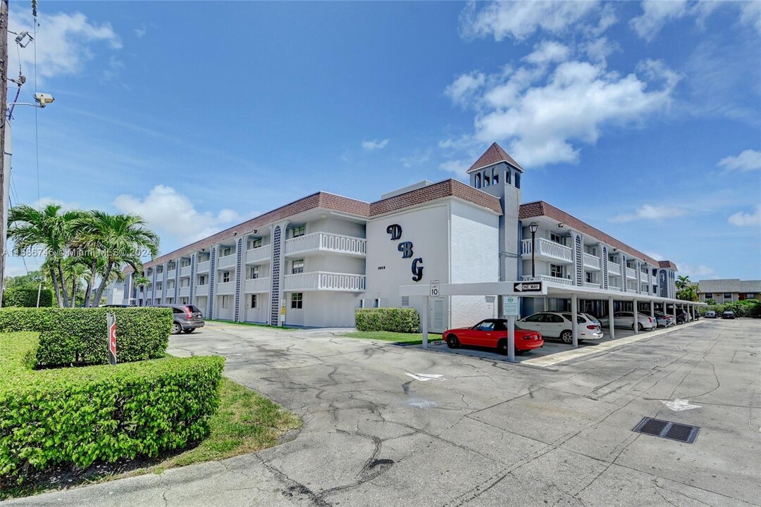 1040 SE 4th Ave, Unit fully furnishrd 1 bedroom in Deerfield Beach, FL - Building Photo