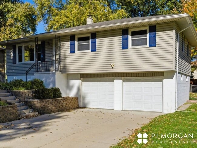 11018 Prairie Village Dr in Omaha, NE - Building Photo - Building Photo