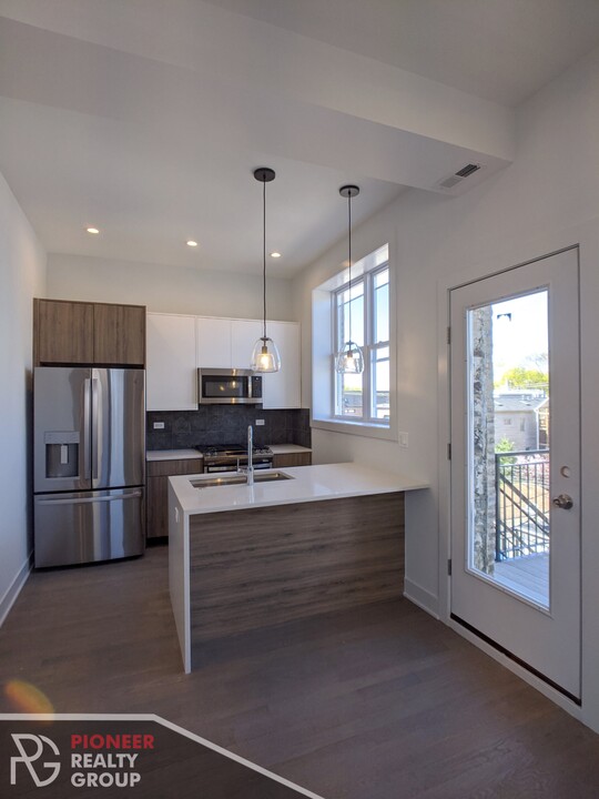 2120 W Belmont Ave in Chicago, IL - Building Photo
