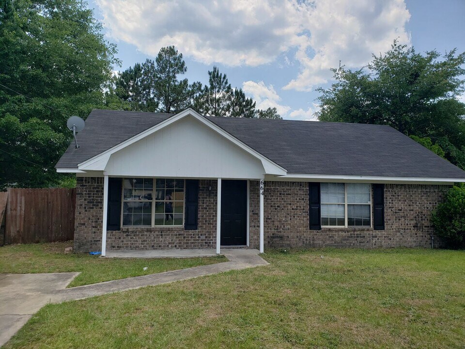 664 Demere Street in Hinesville, GA - Building Photo