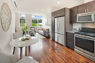 14308 Midvale Ave N in Seattle, WA - Foto de edificio - Building Photo