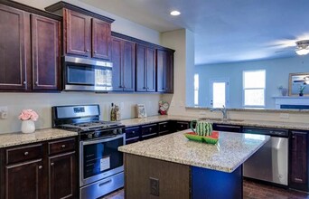 84 Harrison Dr in Newnan, GA - Building Photo - Building Photo