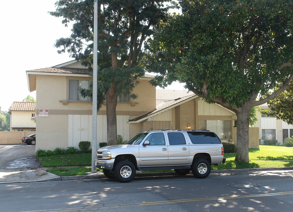 1202 S Athena Way in Anaheim, CA - Building Photo