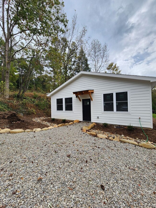 60 Pearl St in Black Mountain, NC - Foto de edificio - Building Photo