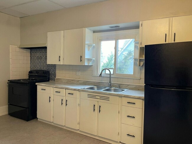 525 Wayne Ave in Ellwood City, PA - Building Photo - Building Photo