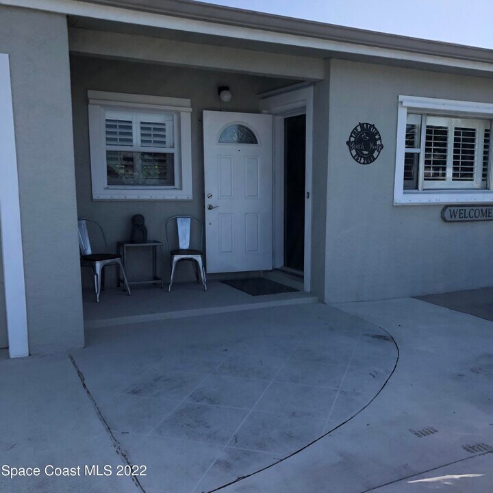 325 Angelo Ln in Cocoa Beach, FL - Building Photo