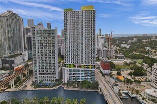 185 SW 7th St in Miami, FL - Building Photo