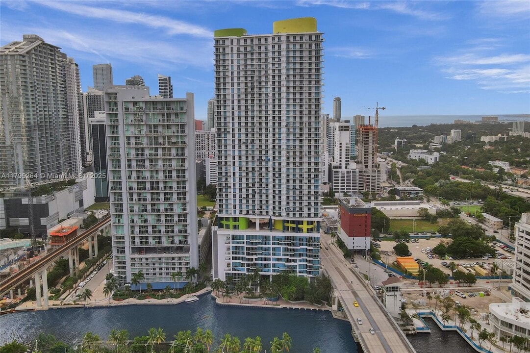 185 SW 7th St in Miami, FL - Building Photo
