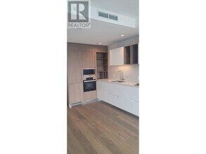6000-6000 McKay Ave in Burnaby, BC - Building Photo - Building Photo