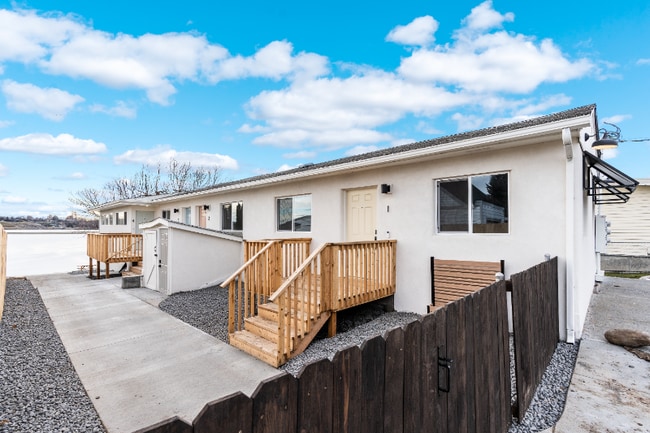 3013 W Lakeside Dr, Unit 3 in Moses Lake, WA - Foto de edificio - Building Photo