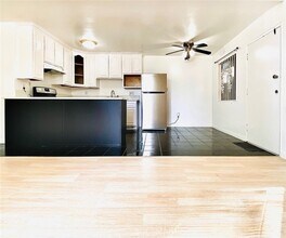 3265 Santa Fe Ave-Unit -61 in Long Beach, CA - Foto de edificio - Building Photo