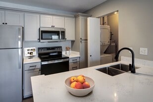 Deer Valley Apartments in Lake Bluff, IL - Building Photo