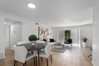 Fox Run Apartments in Shawnee, KS - Building Photo - Building Photo