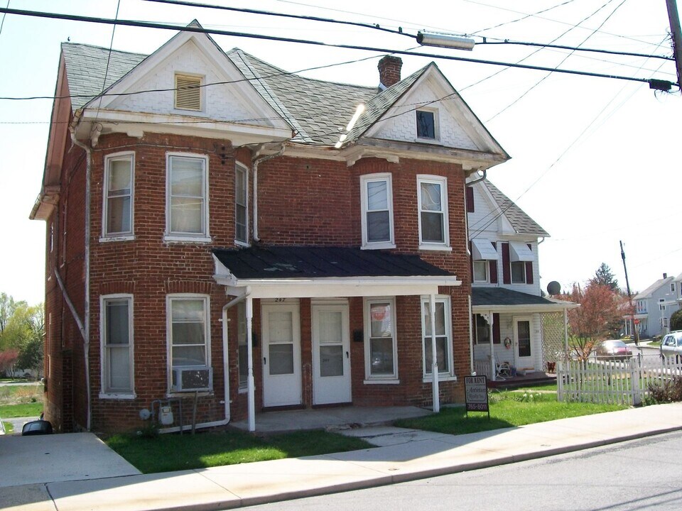 249 Cleveland Ave in Waynesboro, PA - Building Photo