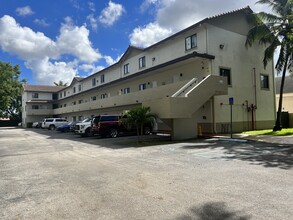 Vibora Park Condominium in Hialeah, FL - Foto de edificio - Building Photo