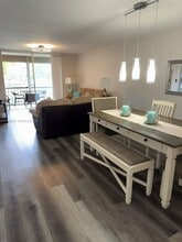 691 S Hollybrook Dr in Pembroke Pines, FL - Foto de edificio - Building Photo