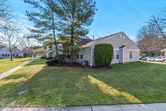 237 Wycoff Way W in East Brunswick, NJ - Building Photo - Building Photo