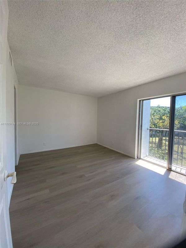 8740 N Sherman Cir in Miramar, FL - Foto de edificio - Building Photo