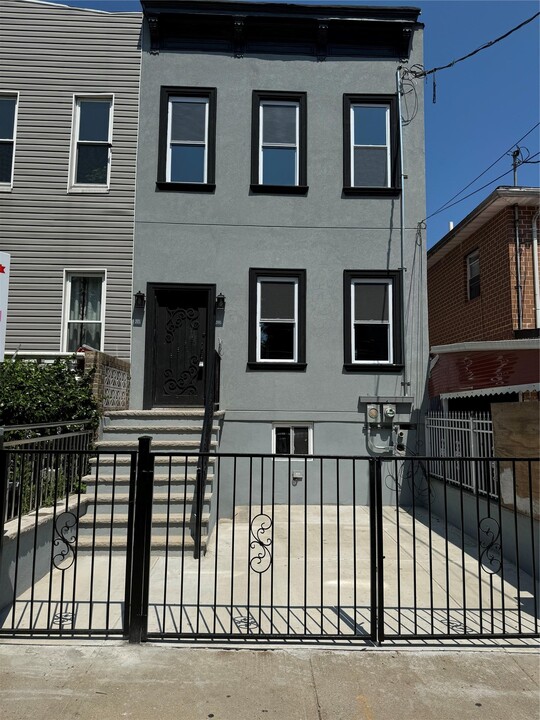 381 Jerome St in Brooklyn, NY - Building Photo