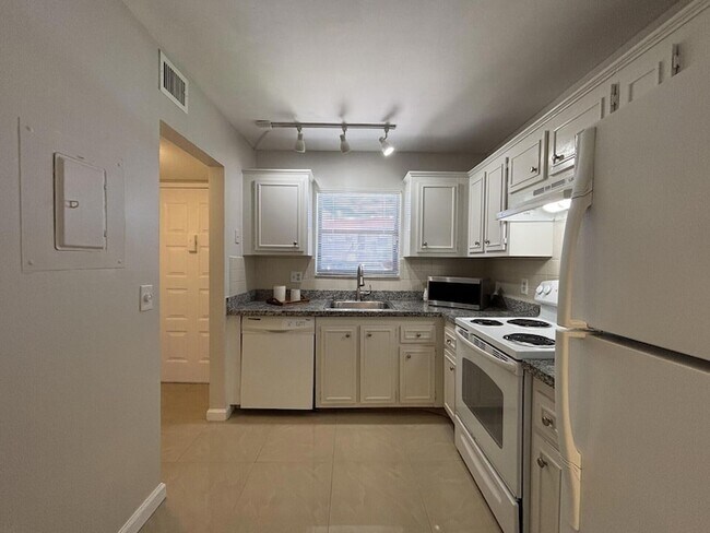 21902 Lake Forest Cir, Unit 106 in Boca Raton, FL - Building Photo - Building Photo