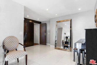 121 S Palm Dr in Beverly Hills, CA - Foto de edificio - Building Photo