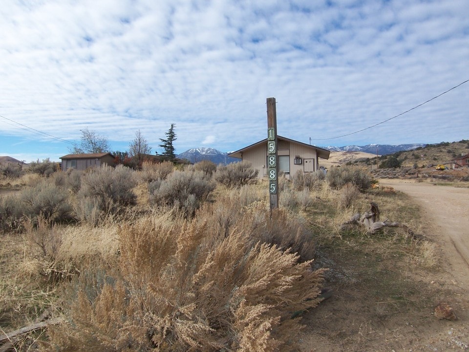 15885 Secret Pass Rd in Reno, NV - Building Photo